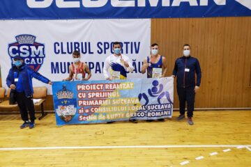 Antrenorii Andrei Bolohan și Daniel Ciobotaru alături de cei trei medaliați