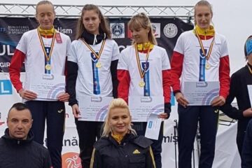 Antrenoarea Erzilia Țîmpău alături de sportivele sale, urcate pe cea mai înaltă treaptă a podiumului de premiere