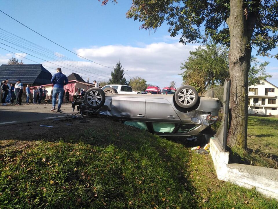 Autoturismul Audi s-a răsturnat pe cupolă, un copil din interior fiind rănit în impact