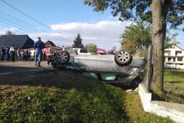 Autoturismul Audi s-a răsturnat pe cupolă, un copil din interior fiind rănit în impact