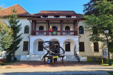 Sculptura „Omul, timpul, spațiul” a fost mutată în fața Muzeului de Științe ale Naturii