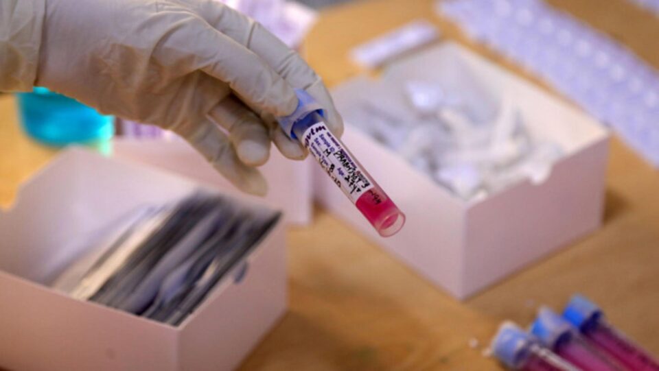 Un elev, un profesor, o educatoare și o laborantă, confirmați cu noul coronavirus