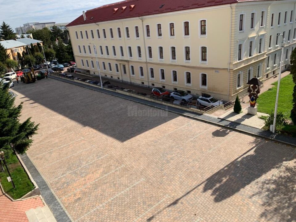 Parcarea de lângă Tribunalul Suceava, refăcută total, cu pavaj antichizat