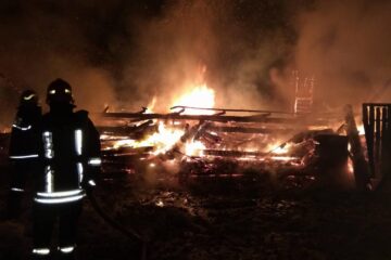 Casa din Rasca a fost mistuita de fleceri