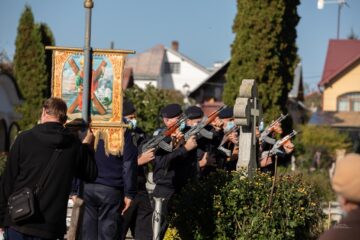 Jandarmii au tras trei salve în memoria doctorului Irimie Foto Ema Motrescu