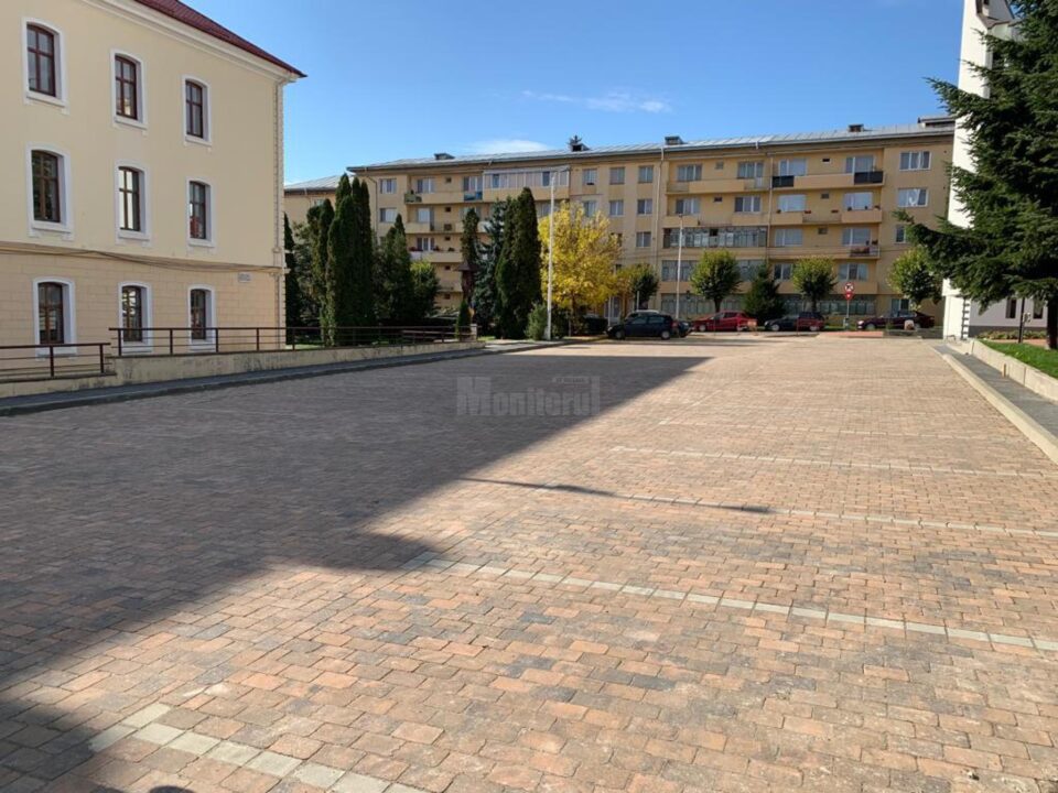 Parcarea de lângă Tribunalul Suceava a fost refăcută total, cu pavaj antichizat