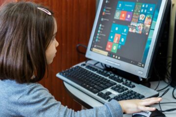 Școlile, liceele, grădinițele pot obține calculatoare accesând programul „Dăm Click pe România 2020”