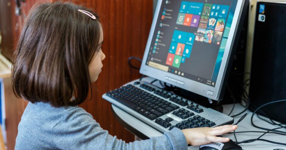 Școlile, liceele, grădinițele pot obține calculatoare accesând programul „Dăm Click pe România 2020” Școlile, liceele, grădinițele pot obține calculatoare accesând programul „Dăm Click pe România 2020”