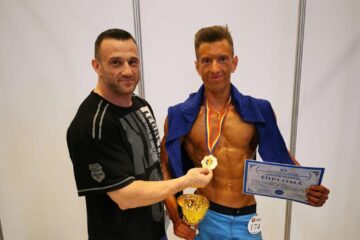 Antrenorul Cristi Tcaciuc alături de sportivul Andrei Cîmpan