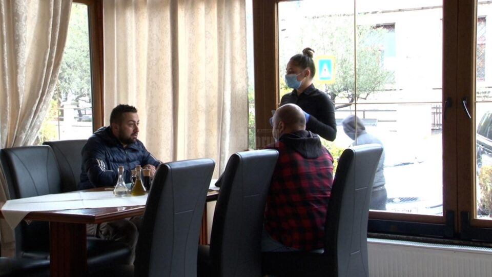 Patronul unui restaurant din Câmpulung Moldovenesc a deschis localul chiar dacă incidența la Covid este peste 3 la mia de locuitori