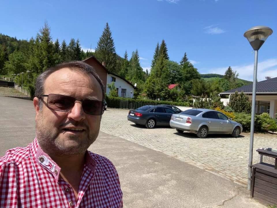 Patronul Pensiunii ”Sofia” din Sucevița, Gavril Mihalescu, a murit după ce s-a infectat cu Covid Patronul Pensiunii ”Sofia” din Sucevița, Gavril Mihalescu, a murit după ce s-a infectat cu Covid