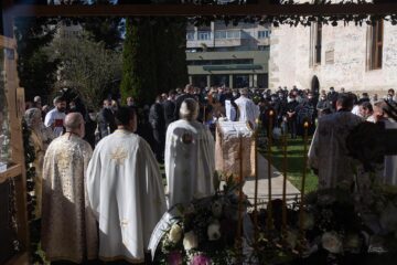Sute de oameni au venit să-și ia rămas-bun. Foto: Ema Motrescu