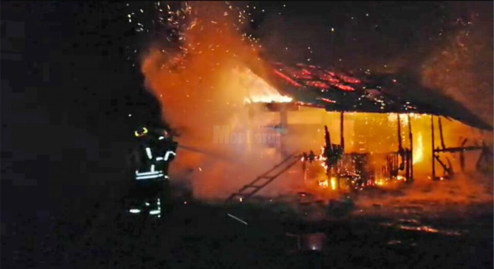 Trei echipaje de pompieri s-au luptat cu flăcările pentru lichidarea incendiului