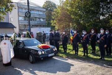 Garda de onoare îi dă onorul militar doctorului Cristian Irimie. Foto: Ema Motrescu
