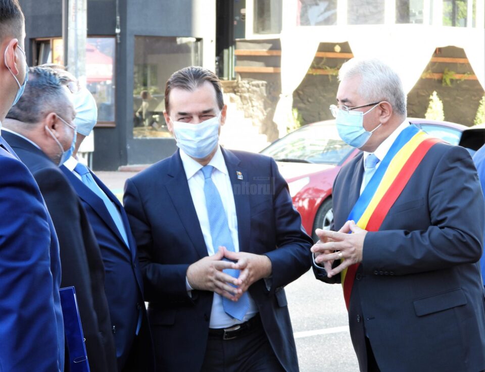Ion Lungu si premierul Ludovic Orban, în fața Primăriei Suceava
