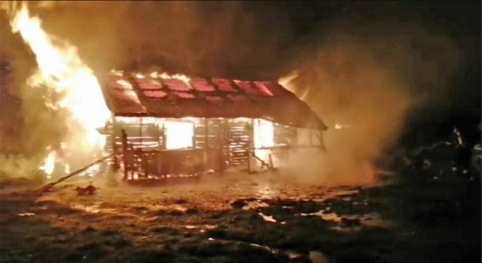 Întreaga casă a fost cuprinsă de flăcări, copiii și mama lor reușind să iasă la timp din interior Întreaga casă a fost cuprinsă de flăcări, copiii și mama lor reușind să iasă la timp din interior