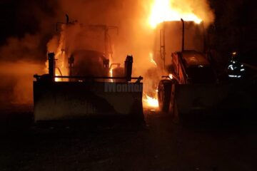 Ambele excavatoare au fost cuprinse de flăcări și distruse în incendiu