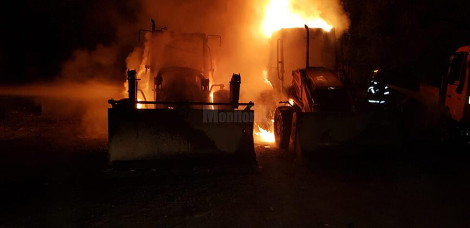 Ambele excavatoare au fost cuprinse de flăcări și distruse în incendiu