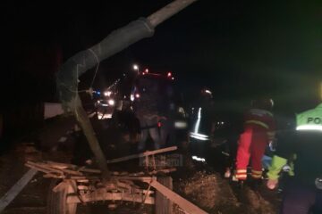 Autoturismul a intrat in coliziune cu o caruta pe o strada din Solca