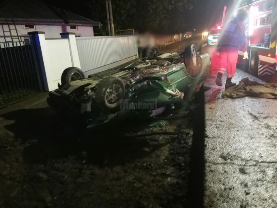 Doi tineri găsiți încarcerați în mașina care s-a răsturnat, la Ipotești