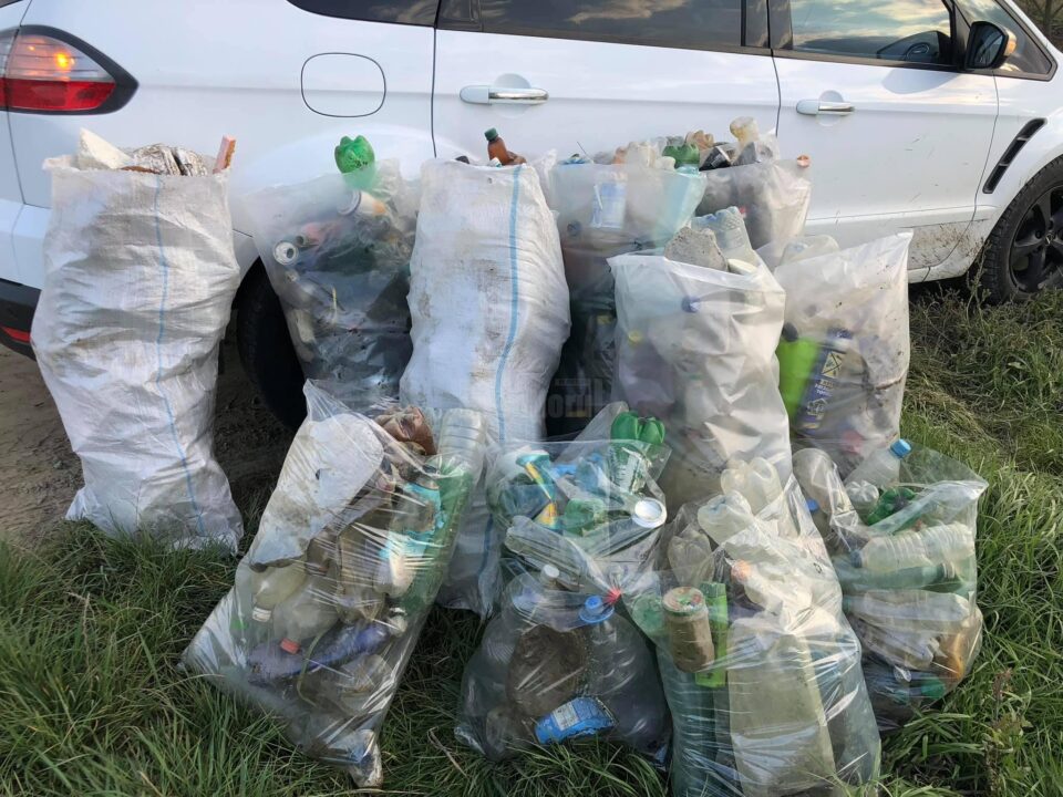 Sacii cu mizerie strânși de la șoseaua de centură