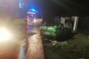 Doi tineri găsiți încarcerați în mașina care s-a răsturnat, la Ipotești