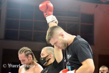 Arbitrul Ionuț Atodiresei îl indică pe Andrei Ostrovanu drept câștigător al meciului cu Flavius Boiciuc. Foto Viorel Musca