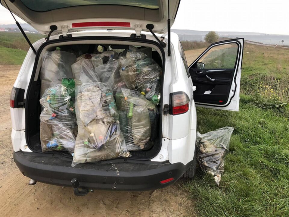 30 de saci cu gunoaie, strânși de Andrei Bacoș de la șoseaua de centură