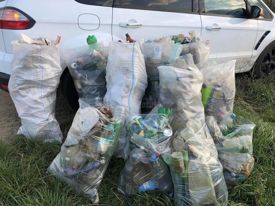 Sacii cu mizerie strânși de la șoseaua de centură