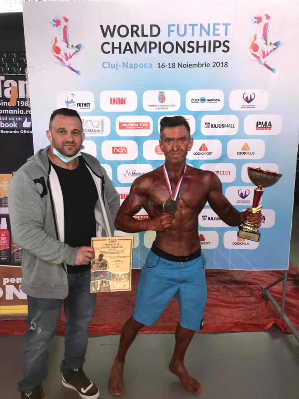 Antrenorul Cristi Tcaciuc împreună cu proaspătul campion mondial Andrei Cîmpan