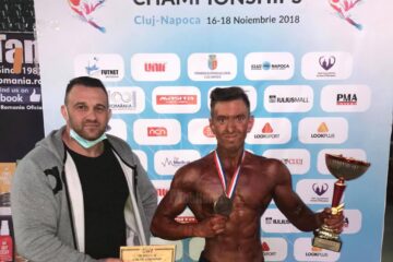 Antrenorul Cristi Tcaciuc împreună cu proaspătul campion mondial Andrei Cîmpan