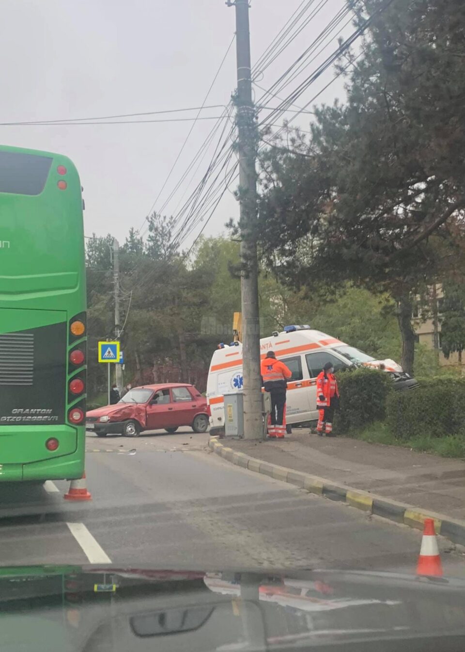 Ambulanță implicată într-un accident în municipiul Suceava, din cauza unui șofer neatent Ambulanță implicată într-un accident în municipiul Suceava, din cauza unui șofer neatent