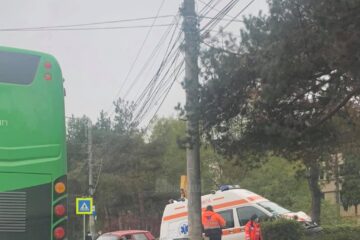 Ambulanță implicată într-un accident în municipiul Suceava, din cauza unui șofer neatent