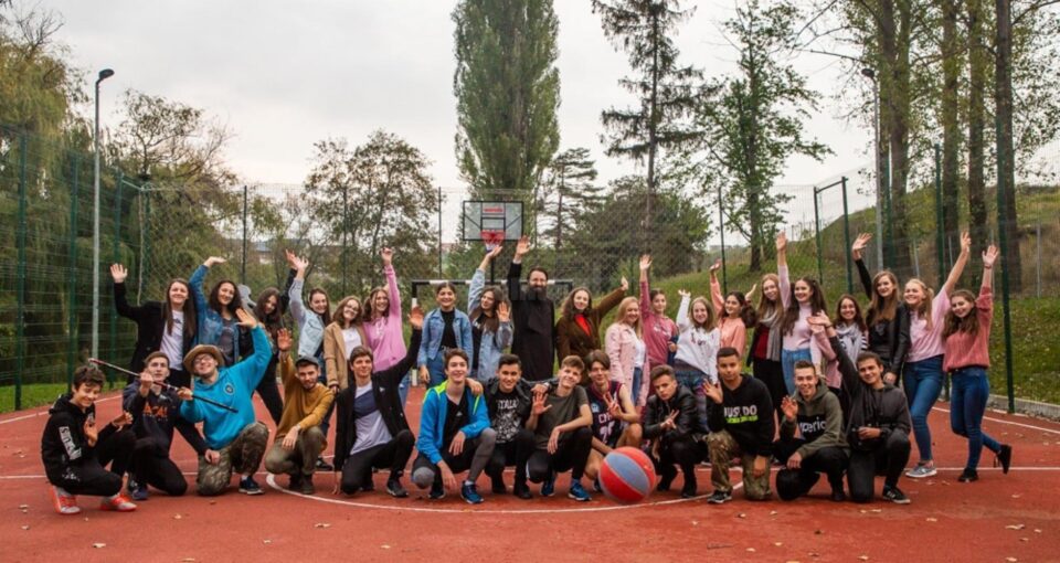 „Ne pasă!”, piesă de teatru filmată recent de Asociația Tinerilor Ortodocși Suceveni