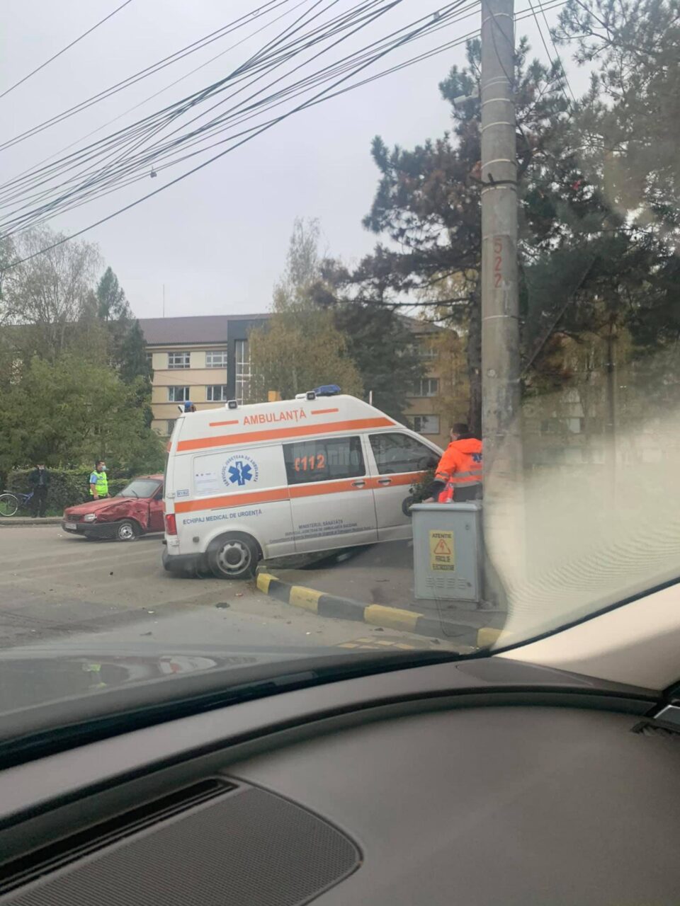 Ambulanță implicată într-un accident în municipiul Suceava, din cauza unui șofer neatent