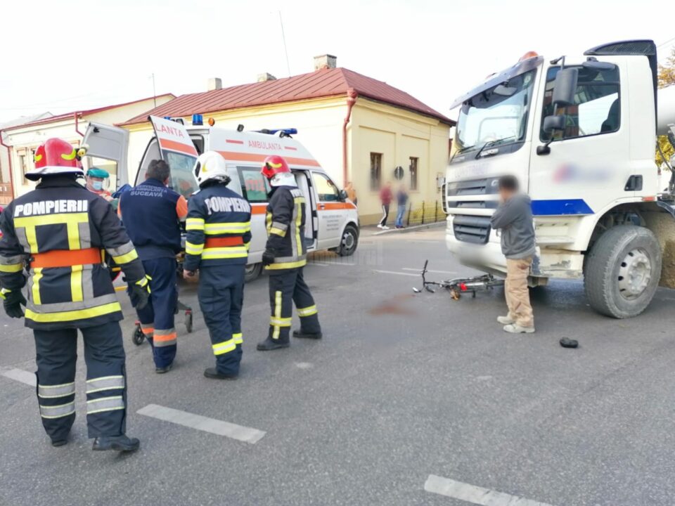 Biciclist prins sub o autobetonieră, într-o intersecție din Rădăuți