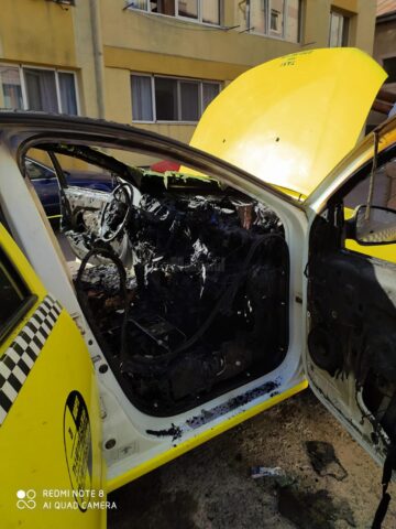 Răzbunări în stil mafiot: taxiurile a doi frați, incendiate după ce aceștia i-au reclamat pe pirații auto