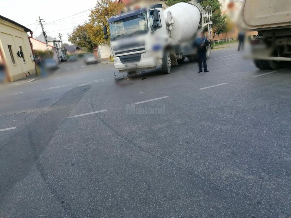 Biciclist prins sub o autobetonieră, într-o intersecție din Rădăuți
