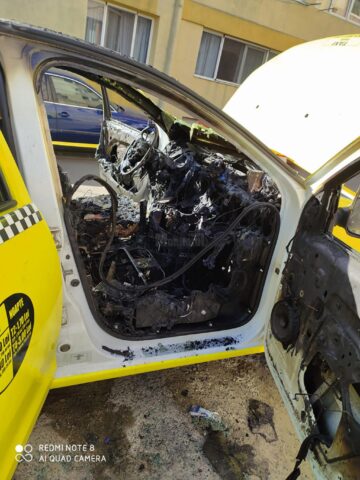 Răzbunări în stil mafiot: taxiurile a doi frați, incendiate după ce aceștia i-au reclamat pe pirații auto