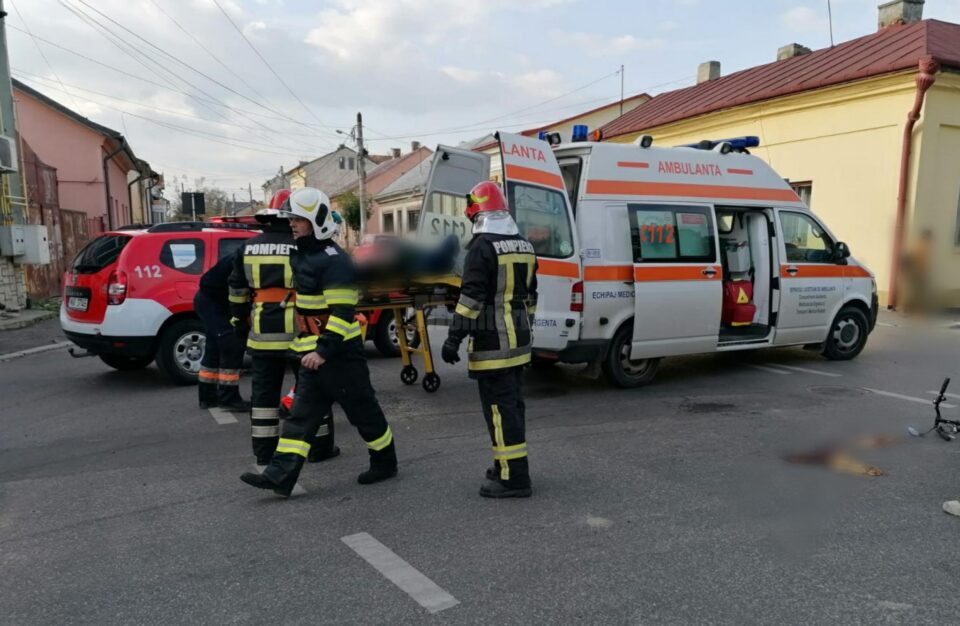 Biciclist prins sub o autobetonieră, într-o intersecție din Rădăuți