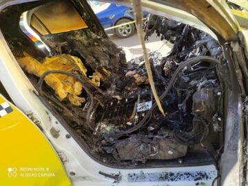 Răzbunări în stil mafiot: taxiurile a doi frați, incendiate după ce aceștia i-au reclamat pe pirații auto
