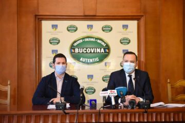 Managerul Spitalului Județean Suceava, dr. Alexandru Calancea, și prefectul Alexandru Moldovan