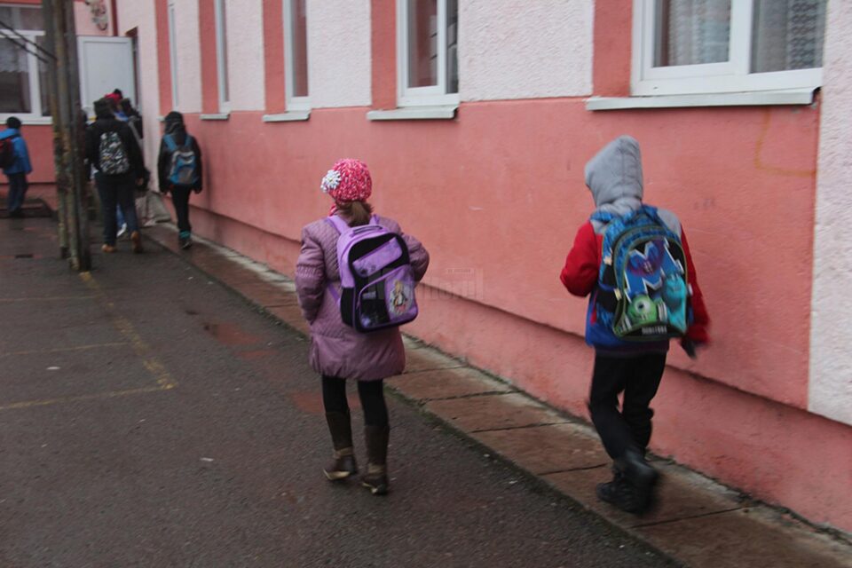 Școlile mai au termen câteva zile pentru a trimite către Ministerul Educației lista cu „elevii dezavantajați” care pot să primească tichete sociale Școlile mai au termen câteva zile pentru a trimite către Ministerul Educației lista cu „elevii dezavantajați” care pot să primească tichete sociale