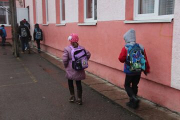 Școlile mai au termen câteva zile pentru a trimite către Ministerul Educației lista cu „elevii dezavantajați” care pot să primească tichete sociale