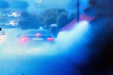 Imagine cu BMW-ul care rupea șoseaua inundată