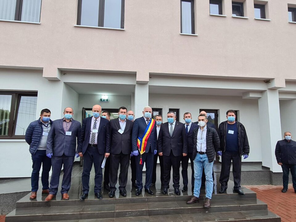 Fotografie de grup cu primarul și consilierii locali din Ipotești