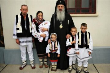 Mitropolitul Moldovei și Bucovinei a botezat al cincilea copil al unei familii din Straja FOTO Basilica.ro Mitropolitul Moldovei și Bucovinei a botezat al cincilea copil al unei familii din Straja FOTO Basilica.ro