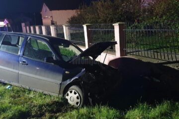 Șoferița a intrat cu mașina într-un gard