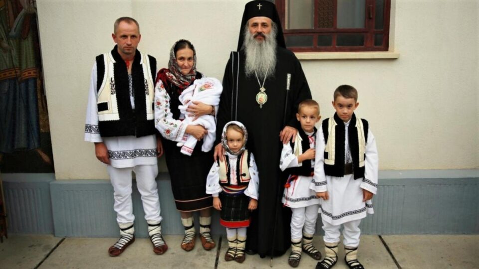 Mitropolitul Moldovei și Bucovinei a botezat al cincilea copil al unei familii din Straja Foto Basilica.ro Mitropolitul Moldovei și Bucovinei a botezat al cincilea copil al unei familii din Straja Foto Basilica.ro
