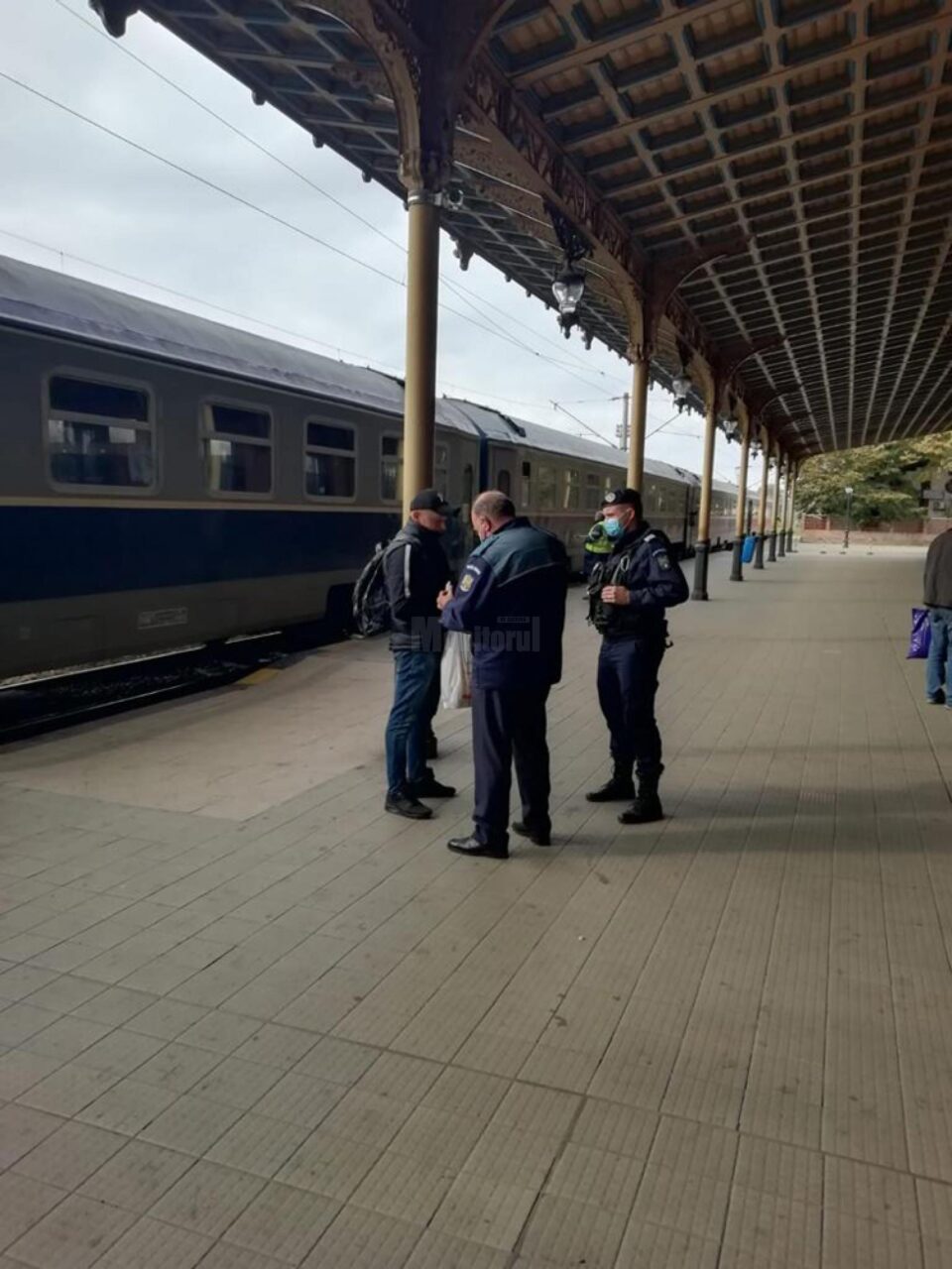 Controale ale polițiștilor în trenuri și aeroport pentru a verifica respectarea regulilor anti-Covid
